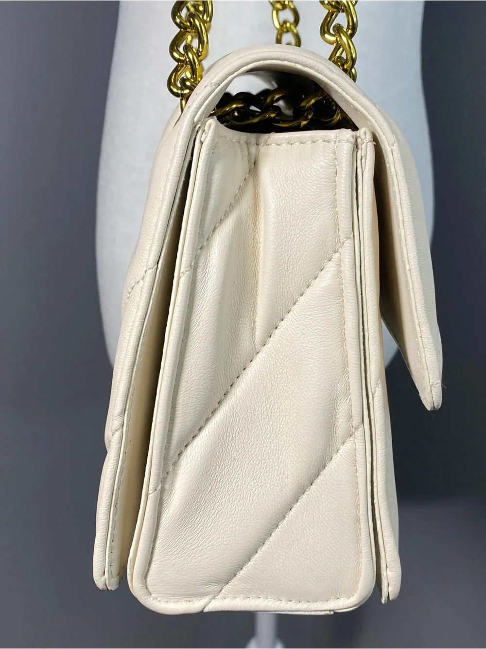 Hourglass Cream Quilted Gold Chain-Strap Shoulder Bag